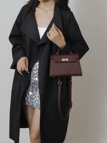 新款亮面鳄鱼纹女士手提包，容量大，时尚优雅，配时尚围巾，可作为单肩包使用，黑色