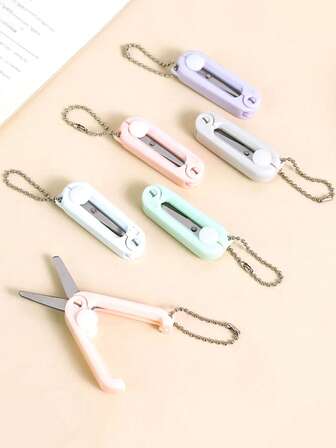 1件装简易迷你便携小剪刀，纸张切割手动工具，可爱圆头剪刀，伸缩剪刀，钥匙扣挂件，多功能折叠小剪刀工具，便携迷你小工具，钱包挂件，耳机挂件，手机挂件配件，书包挂件，汽车钥匙扣，钥匙扣配件，小挂件，情侣钥匙扣，男孩女孩礼物，朋友礼物，活动纪念品。圣诞节包包挂饰，汽车配件，教师姐妹礼物创意