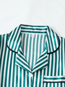 مجموعة بيجامة للنساء تتكون من 2 قطعة: ملابس علوية بأكمام قصيرة وياقة مزينة بشريط ساتان وشورت مخطط بربطة عنق، ملابس منزلية صيفية