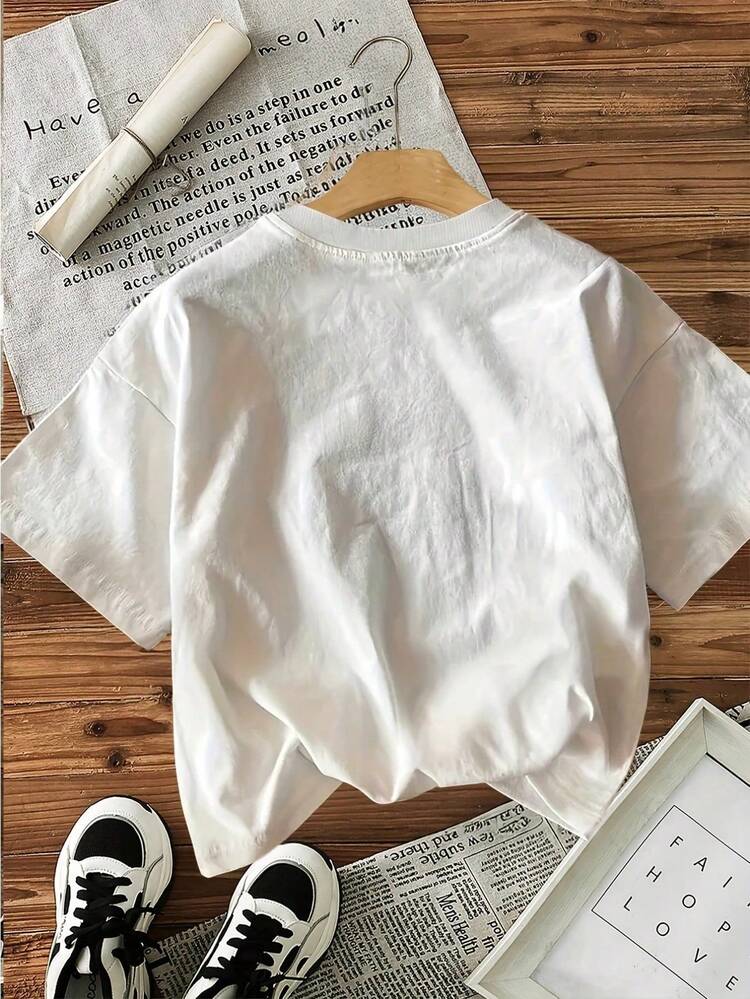 Women's Casual Short-Sleeve Crew Neck T-Shirt - Whimsical Mushroom Pattern; Butterfly Print, Vibrant Colors, Breathable Fabric, Summer Tops, All-Season Comfort, Casual Style, Artistic T-Shirt, Comfortable Fit, Printed Top, Nature Lover - 白色 - 查看 2