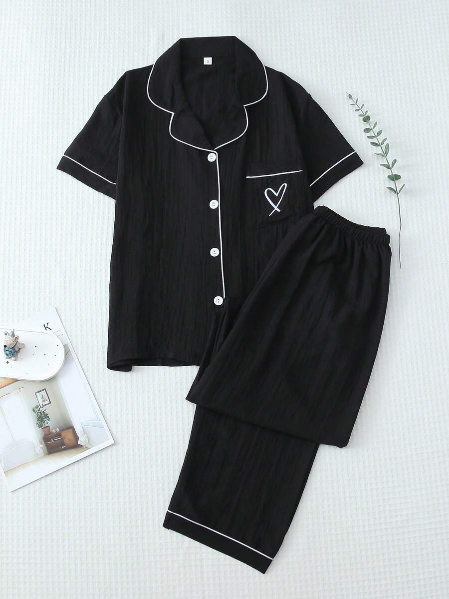 مجموعة بيجامة نسائية تتكون من 2 قطعة، ملابس علوية بأكمام قصيرة بجيب وتطريز قلب، وبنطلون ربطة عنق، لون أحادي مناسب للاستخدام المنزلي