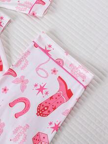 Set de pijamale pentru femei cu imprimeu de cizme de toamnă/iarnă, 2 buc, stil occidental, ținută la modă și frumoasă, top confortabil cu mânecă lungă și guler cămașă și pantaloni lejeri cu talie elastică, pijamale pentru petreceri de sărbători, îmbrăcăminte casual pentru casă în aer liber, haine de toamnă