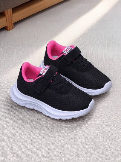 زوج واحد من أحذية الأطفال المنفذة الهواء بنمط كاجوال مع خطاف وحلقة، باللون الوردي الفاتح، بطراز رياضي وكاجوال للبنات