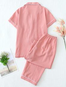مجموعة بيجامة تتكون من 2 قطعة للنساء، ملابس علوية بأكمام قصيرة بجيب وتطريز قلب على الياقة، وبنطلون بفيونكة، لون سادة مع تريم متباين، مناسبة للاستخدام المنزلي