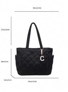 这款时尚大容量纯色单肩包，采用双提手设计，绗缝工艺，饰有字母吊坠，轻便易携。这款女士钱包、学院风帆布包和休闲包是夏季户外旅行、观光及其他场合的必备背包。 - 黑色 - 查看 3