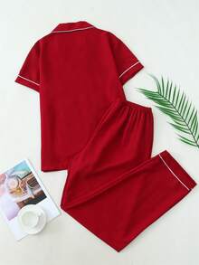 مجموعة بيجامة تتكون من 2 قطعة للنساء، ملابس علوية بأكمام قصيرة بجيب وتطريز قلب على الياقة، وبنطلون مع فيونكة، لون أحادي مع تريم متباين، مناسبة للاستخدام المنزلي