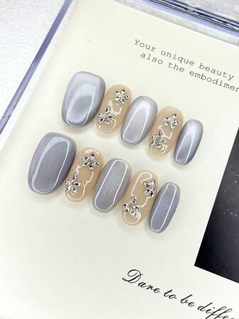10 件短椭圆形按压指甲，银色闪光和裸色双色底色，银色水钻花朵点缀设计，100% 手工制作，可重复使用的丙烯酸指甲用品，适合女性日常、办公室或轻便派对穿着