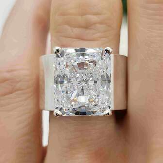 Bague de cocktail/mariage minimaliste et élégante pour femmes, en zircone cubique à coupe princesse à 4 griffes, plaquée or blanc