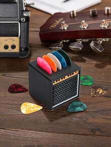 1 Stück Gitarren Plektrum Halter, tragbarer vintage Lautsprecher Gitarren Plektrum Halter, kann 5 Gitarren Plektren halten, bequem zum Tragen, elegante Plektrum Tasche Gitarren Plektrum Halter, Gitarren Lautsprecher Modell Plektrum Halter (ohne 5 zufällig farbige Plektren), tragbarer und beliebter Gitarren Plektrum Ständer, geeignet für Gitarristen als Geschenk