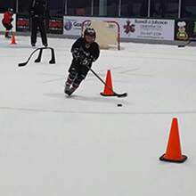 10个装儿童足球训练标准学校交通锥障碍标记桶，多锥桶运动器材，步法、敏捷性、速度训练辅助工具，红色