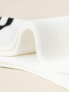 5 pares de calcetines de media caña con estampado de Hello Kitty para niños, de color blanco con puños a rayas negras dobles. Detalles adorables con diferentes poses y estilos de impresión de Hello Kitty, asegurando un uso cómodo y una buena elasticidad. En un estilo súper lindo y de dibujos animados, estos calcetines son perfectos para el uso diario, los días escolares, las fiestas de cumpleaños y Hello Kitty