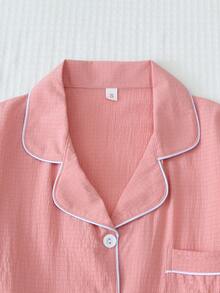 مجموعة بيجامة تتكون من 2 قطعة للنساء، ملابس علوية بأكمام قصيرة بجيب وتطريز قلب على الياقة، وبنطلون بفيونكة، لون سادة مع تريم متباين، مناسبة للاستخدام المنزلي