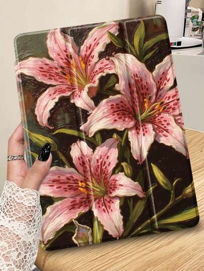 Ayotu 这款莲花油画图案的保护套兼容 iPad 10.2 英寸（2021/2020 款，第九/八代）、Galaxy Tab A8 10.5 英寸（2022 款），带有 Apple Pencil 插槽，也适用于 Kindle Paperwhite 第十二代（2024 款），支持自动休眠/唤醒功能，时尚美观。