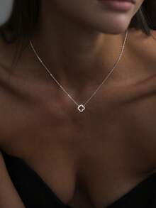 Colar de Prata Esterlina S925 Colar de Trevo de Quatro Folhas com Pétalas de Flor Vazadas, Corrente de Clavícula de Uso Diário para Mulheres