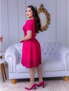 MIDI DRESS WITH FLORAL SKIRT, SHORT SLEEVES, ROUND NECKLINE IN JACQUARD FABRIC WITH EMBOSSING. - 玫紅色 - 查看 2