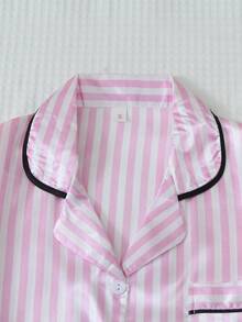 مجموعة بيجامة للنساء تتكون من 2 قطعة: ملابس علوية بأكمام قصيرة وياقة مزينة بشريط ساتان وشورت مخطط بربطة عنق، ملابس منزلية صيفية