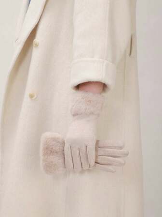 1双纯色休闲优雅涤纶触屏全指手套，保暖内衬，时尚百搭，适合女性秋冬季及圣诞节佩戴。