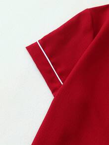 مجموعة بيجامة تتكون من 2 قطعة للنساء، ملابس علوية بأكمام قصيرة بجيب وتطريز قلب على الياقة، وبنطلون مع فيونكة، لون أحادي مع تريم متباين، مناسبة للاستخدام المنزلي