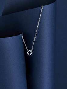 Colar de Prata Esterlina S925 Colar de Trevo de Quatro Folhas com Pétalas de Flor Vazadas, Corrente de Clavícula de Uso Diário para Mulheres