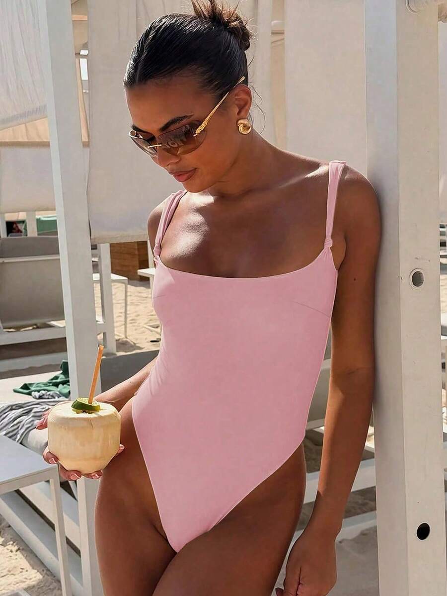女士纯色方领连体泳衣。采用高弹亲肤面料，穿着舒适。简约方领设计，搭配宽肩带和蝴蝶结装饰，高开衩设计拉长腿部线条。亮黄色调充满活力，非常适合度假和休闲出行，打造清新活泼的海滩造型。 - 粉色 - 查看 1