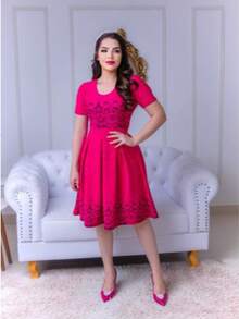 MIDI DRESS WITH FLORAL SKIRT, SHORT SLEEVES, ROUND NECKLINE IN JACQUARD FABRIC WITH EMBOSSING. - 玫紅色 - 查看 5