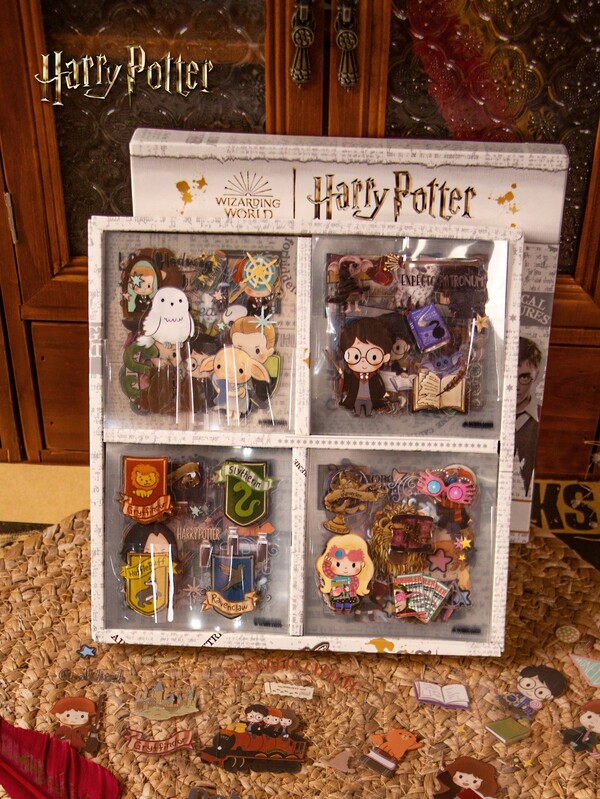Harry Potter 1 Stück Harry Potter süße Aufkleber, Q-Version Charaktere und Collage Symbol Graffiti Aufkleber, wasserfeste Aufkleber für Handyhülle, Wasserflasche, Reisekoffer, DIY Buch Fans Weihnachtsgeschenk Erwachsene Rückkehr zur Schule.