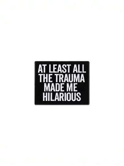 1 pièce Épinglette émail géométrique créative avec texte personnalisé "AU MOINS TOUT CE TRAUMATISME M'A RENDU HILARANT". Épinglette de poitrine, insigne de revers, accessoires pour chapeau, sac à dos, décoration, bijoux, cadeaux pour enfants, meilleurs amis, Halloween, accessoires d'Halloween, Fête des enseignants
