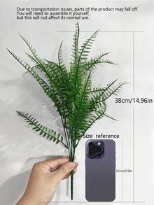 2件人造仿真植物草装饰。这些防紫外线的花园装饰可用于装饰房间、卧室和墙壁。这些假绿植由塑料制成，适用于家居装饰和浴室装饰。人造蕨类植物、壁挂植物和假常春藤绿花非常适合装饰家庭花园、花园装饰、户外植物、园艺、假花。