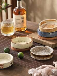 Cendrier rond, cendrier de table. C'est un accessoire de fumeur adapté pour être offert en cadeau et peut être utilisé pour la décoration de bureau ou de la maison. (La coque de ce produit est en céramique, avec une texture et une couleur pleines d'artisanat.) En tant que fournitures de rentrée scolaire, ce cendrier rétro est un cendrier décoratif portable.