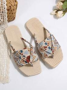 Plus Size Women's Geometric Pattern Slide Sandals, Fashionable Geometric Design With Wide Strap And Toe-Post, Minimalist And Stylish, Paired With Light-Colored Lightweight Soles With Anti-Slip Bottoms. Easily Wear Them To Effortlessly Achieve A Stylish And Comfortable Look, Whether Strolling The Streets Or Heading To The Beach.