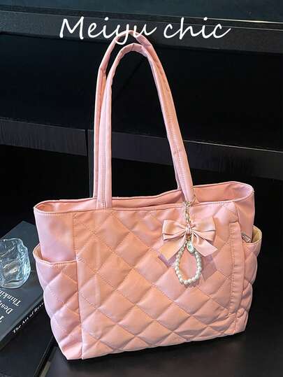 Este bolso de hombro de unicolor de gran capacidad y estilo clásico de moda cuenta con un diseño de doble asa, artesanía acolchada y un colgante de perla en forma de mariposa, lo que lo hace ligero y fácil de llevar. También se puede usar como billetera de mujer, bolsa de lona para la universidad y bolso casual de mujer. Es muy adecuado para diversas ocasiones, como viajes al aire libre en verano, picnics, compras, etc.