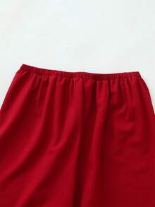 مجموعة بيجامة تتكون من 2 قطعة للنساء، ملابس علوية بأكمام قصيرة بجيب وتطريز قلب على الياقة، وبنطلون مع فيونكة، لون أحادي مع تريم متباين، مناسبة للاستخدام المنزلي