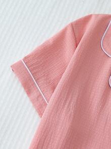 مجموعة بيجامة تتكون من 2 قطعة للنساء، ملابس علوية بأكمام قصيرة بجيب وتطريز قلب على الياقة، وبنطلون بفيونكة، لون سادة مع تريم متباين، مناسبة للاستخدام المنزلي