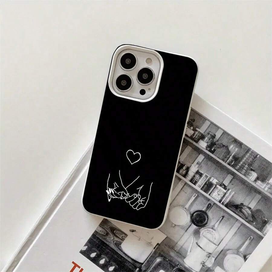Un hilo blanco se entrelaza con cariño, estas fundas protectoras y fundas protectoras de imitación para teléfonos con agujeros grandes y estampados están diseñadas para las series 16 Pro, 16, 15 Pro, 14, 14 Plus, 14 Pro, 13, 13 Pro, 12 Pro y 11/11 Pro, son regalos para cumpleaños y celebraciones - Blanco - Ver 1
