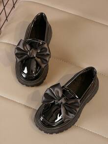 1 双新款时尚可爱蝴蝶结珍珠女童防滑耐用舒适百搭鞋，心形设计，适合春秋户外、日常、派对和学校穿着玛丽珍乐福鞋