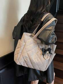 Ce sac à bandoulière classique et à grande capacité présente des caractéristiques telles que des doubles anses, un design matelassé et une décoration pendentif nœud papillon avec perle, le rendant léger et facile à porter. Il peut être utilisé comme portefeuille pour femme, sac de canevas pour l'université ou sac décontracté. Convient à diverses occasions telles que les voyages d'été en plein air, les pique-niques, les courses, etc. - Gris - Voir 5