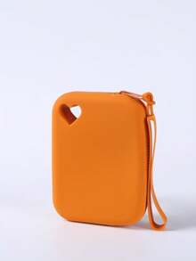 1个双色心形硅胶收纳袋，可收纳硬币、银行卡、钥匙、数据线、耳机、口红等物品，耐磨、柔软、抗撕裂，小巧便捷，容量大，硅胶材质，触感舒适，也可用于收纳美容化妆工具。此外，它还可用作化妆包、梳妆包、洗漱包或化妆品包。