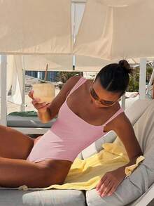 女士纯色方领连体泳衣。采用高弹亲肤面料，穿着舒适。简约方领设计，搭配宽肩带和蝴蝶结装饰，高开衩设计拉长腿部线条。亮黄色调充满活力，非常适合度假和休闲出行，打造清新活泼的海滩造型。 - 粉色 - 查看 2