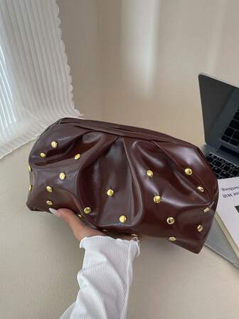 1 st. quiltad PU-handväska med tryckknappar, enfärgad damväska, ny nitad molnväska, moderiktig och snygg kuvertväska med svampnötter, punkrockstil, stor dumplingväska, lämplig för pendling, kontorsarbete, damfest, bröllop, present