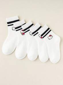 5 pares de calcetines de media caña con estampado de Hello Kitty para niños, de color blanco con puños a rayas negras dobles. Detalles adorables con diferentes poses y estilos de impresión de Hello Kitty, asegurando un uso cómodo y una buena elasticidad. En un estilo súper lindo y de dibujos animados, estos calcetines son perfectos para el uso diario, los días escolares, las fiestas de cumpleaños y Hello Kitty