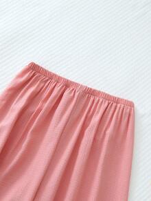 مجموعة بيجامة تتكون من 2 قطعة للنساء، ملابس علوية بأكمام قصيرة بجيب وتطريز قلب على الياقة، وبنطلون بفيونكة، لون سادة مع تريم متباين، مناسبة للاستخدام المنزلي