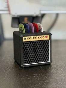 1 Stück Gitarren Plektrum Halter, tragbarer vintage Lautsprecher Gitarren Plektrum Halter, kann 5 Gitarren Plektren halten, bequem zum Tragen, elegante Plektrum Tasche Gitarren Plektrum Halter, Gitarren Lautsprecher Modell Plektrum Halter (ohne 5 zufällig farbige Plektren), tragbarer und beliebter Gitarren Plektrum Ständer, geeignet für Gitarristen als Geschenk