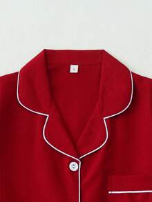 مجموعة بيجامة تتكون من 2 قطعة للنساء، ملابس علوية بأكمام قصيرة بجيب وتطريز قلب على الياقة، وبنطلون مع فيونكة، لون أحادي مع تريم متباين، مناسبة للاستخدام المنزلي