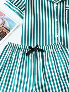 مجموعة بيجامة للنساء تتكون من 2 قطعة: ملابس علوية بأكمام قصيرة وياقة مزينة بشريط ساتان وشورت مخطط بربطة عنق، ملابس منزلية صيفية