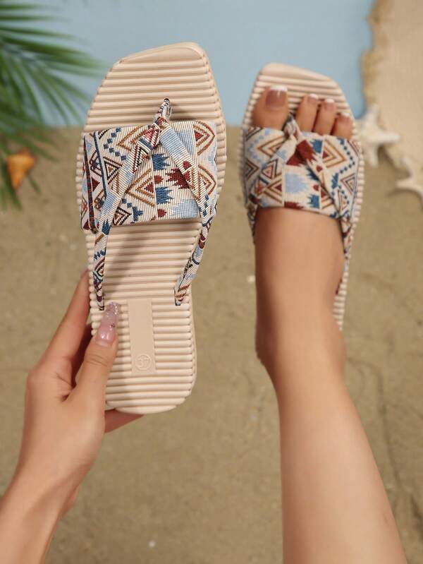 Plus Size Women's Geometric Pattern Slide Sandals, Fashionable Geometric Design With Wide Strap And Toe-Post, Minimalist And Stylish, Paired With Light-Colored Lightweight Soles With Anti-Slip Bottoms. Easily Wear Them To Effortlessly Achieve A Stylish And Comfortable Look, Whether Strolling The Streets Or Heading To The Beach.