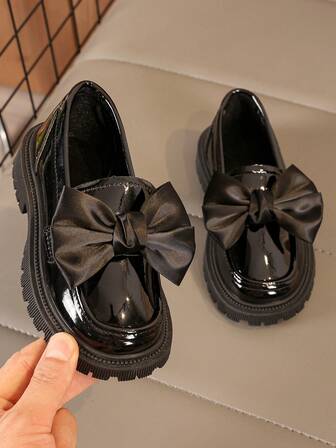 1 双新款时尚可爱蝴蝶结珍珠女童防滑耐用舒适百搭鞋，心形设计，适合春秋户外、日常、派对和学校穿着玛丽珍乐福鞋