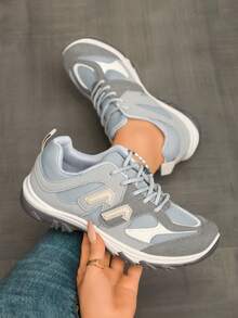 أحذية كاجوال للنساء، موضة ربيع/خريف 2025 نمط قديم فريد من نوعه أحذية رياضية مسطحة متعددة الاستخدامات، أحذية رياضية بتصميم رقعي بألوان متباينة وأربطة