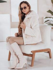 女士短版連帽皮草冬季大衣。優雅的柔軟人造皮草大衣，配有拉鍊。時尚的女士大衣，配有口袋和抽繩兜帽。是夾克的時尚替代品。秋冬季節的完美選擇。 - 米色 - 查看 2