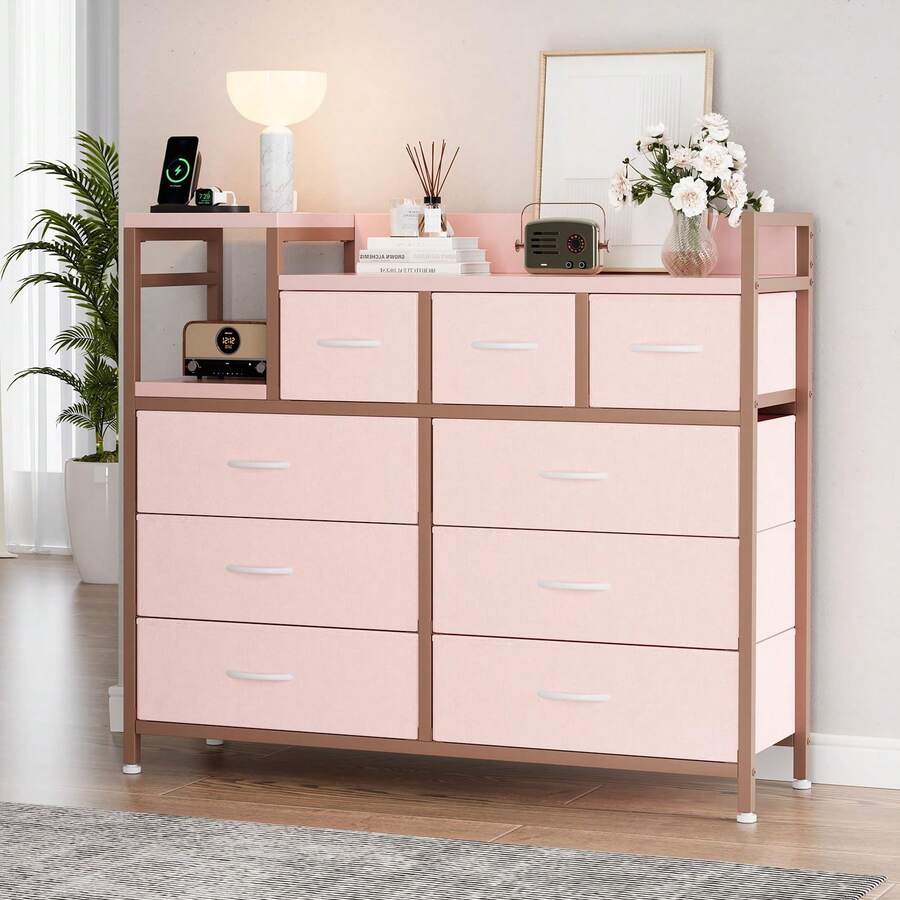 Cómoda para TV con estación de carga y estantes abiertos, cómoda de tela con 9 cajones y cubierta de madera, amplia cómoda de almacenamiento para sala, pasillo y entrada (39 x 11.8 x 33.9 pulgadas) - Rosa - Ver 1