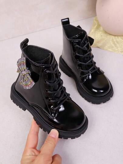 1 par de botas negras para niñas pequeñas, de material de PU suave de unicolor, con decoración de lazo colorido, punta redonda, cordones, suela gruesa y cálida, estilo princesa casual/festivo/escolar, adecuado para niñas de 3 a 12 años, nuevo para otoño/invierno